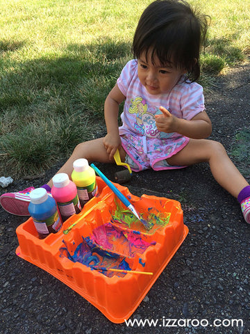 IZZAROO - Draw outside with sidewalk paint